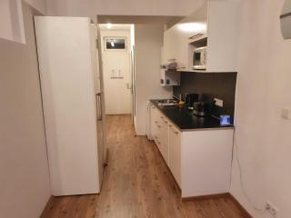 Vibrant Red Apartment I contactless Check-In - Vienna - 9