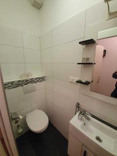 Vibrant Red Apartment I contactless Check-In - 3