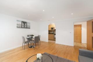 Skyvillion - Station Road Apartment with Balcony & Parking - New Barnet - 3