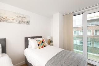 Skyvillion - Station Road Apartment with Balcony & Parking - New Barnet - 9