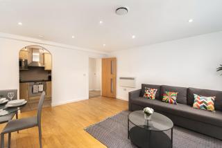 Skyvillion - Station Road Apartment with Balcony & Parking - New Barnet - 6