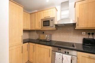 Skyvillion - Station Road Apartment with Balcony & Parking - New Barnet - 2