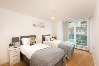 Skyvillion - Station Road Apartment with Balcony & Parking - New Barnet - 8