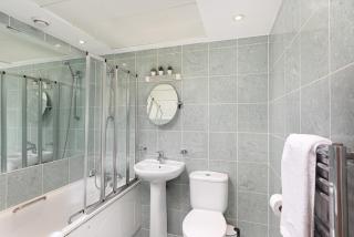 Skyvillion - Station Road Apartment with Balcony & Parking - New Barnet - 1