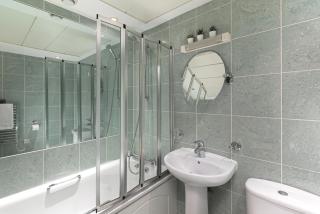 Skyvillion - Station Road Apartment with Balcony & Parking - New Barnet - 5