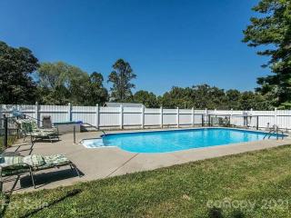NEWLY Renovated near Asheville! HOT TUB and seasonal POOL! - Fletcher - 9