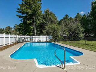 NEWLY Renovated near Asheville! HOT TUB and seasonal POOL! - Fletcher - 5