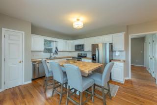 NEWLY Renovated near Asheville! HOT TUB and seasonal POOL! - Fletcher - 4