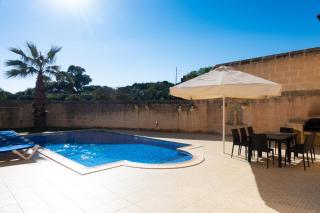 Centre Island Holiday Home with private pool and hot tub - Kerċem - 1
