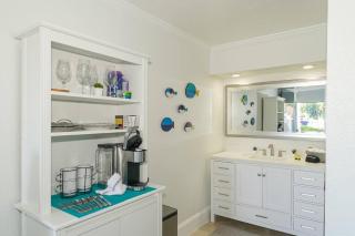 Room 127 - Waterfront, Heated Pool, Huge TV, Tiki Bar & Grill - Sarasota - 3