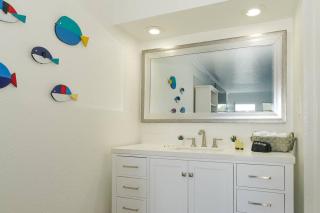 Room 127 - Waterfront, Heated Pool, Huge TV, Tiki Bar & Grill - Sarasota - 2