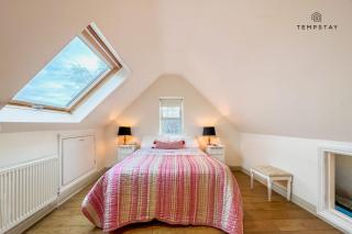 LUXURY HOME - CENTRAL WINDSOR, GATED PARKING - 5