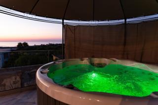 Elegant Roof Deck House with Jacuzzi - 5