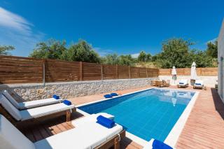 Villa Vera - With Private Pool & Jacuzzi - 7