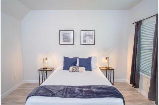 Spectacular 3 BR plus 2 and a half BA Apt Near Downtown - San Antonio - 3