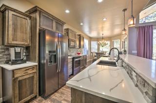 Hot Tub and Ponderosa Views! Luxe Cabin in Lakeside - 3