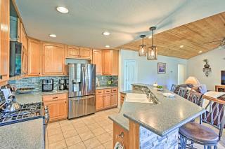 Near Trails, Lakes and Golf Pinetop Home with Deck - Pinetop-Lakeside - 4