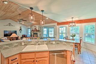 Near Trails, Lakes and Golf Pinetop Home with Deck - Pinetop-Lakeside - 3
