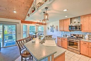 Near Trails, Lakes and Golf Pinetop Home with Deck - Pinetop-Lakeside - 2
