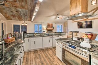 15 Mi to Hot Springs Natl Park Home with Fire Pit! - Hot Springs Village - 0