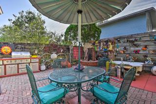 8 Mi to Beaches Artistic Bradenton Studio with Yard - 8