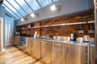 Deluxe Rustic Style Two Bedroom Bethnal Green - Yard View - 5