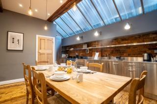 Deluxe Rustic Style Two Bedroom Bethnal Green - Yard View - 6