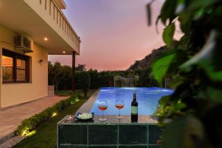 StayVista at Bliss In The Woods w Outdoor Pool - Gurgaon - Dhauj - 5