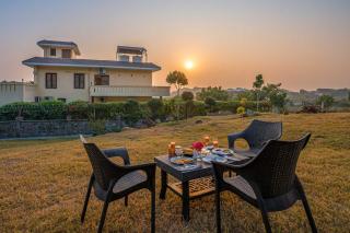 StayVista at Bliss In The Woods w Outdoor Pool - Gurgaon - Dhauj - 2