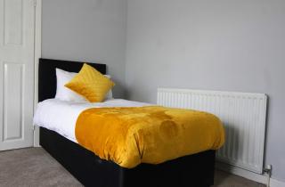 Portobello House - Four Bedroom House perfect for CONTRACTORS - Sleeps 6 - FREE parking - Wolverhampton - 3
