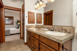 Modern Riverstone Condo with Grand Deck - Steps to Shops, Restaurants, Trails and River - Coeur d'Alene - 4