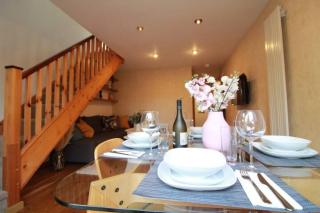 Cheerful Two-Bedroom Residential Home - Oxford - 8