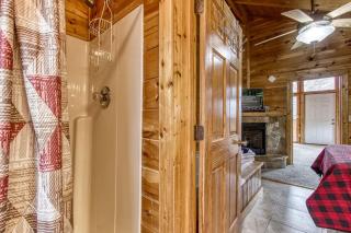 Bucky's Bungalow, Free Attraction Tickets, Hot Tub, WIFI!!! - 1