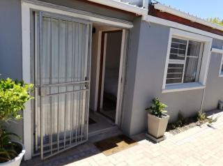Rondebosch East STRICTLY HALAAL bachelor cottage - 2