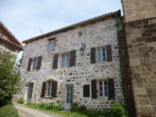 Ancien presbytère avec 3 chambres au pied d'une forteresse médiévale - FR-1-582-113 - Arlempdes - 0