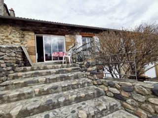 Gîte familial au cœur des gorges de la Loire avec équipements bébé et loisirs extérieurs - FR-1-582-238 - 0