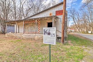 Quiet, Historic Manor Located in Ghost Town! - Calico Rock - 9