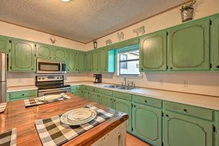 Pet-Friendly Shady Oaks Broken Bow Gem with Patio! - Broken Bow - 9