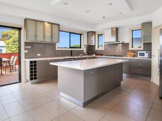Island Manor - Sunset Strip - 4