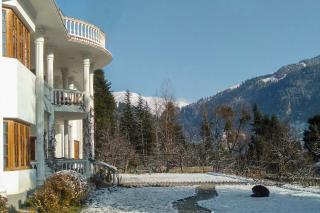 StayVista at The Lama House with huge lawn and valley view - Manāli - 2