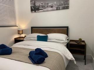 3 Bed Flat - Sleeps 6 - Parking - Wifi - 4