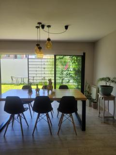 GRAN DUPLEX DE CATEGORÍA - cochera y patio - Exc ubicación en zona norte, barrio tranquilo - Bien próximo al Sanatorio Allende, Kempes y Univ Siglo XXI - Cerca de restaurantes y bares- Salida rápida al Aeropuerto, centro y las sierras - 5