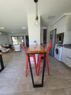 GRAN DUPLEX DE CATEGORÍA - cochera y patio - Exc ubicación en zona norte, barrio tranquilo - Bien próximo al Sanatorio Allende, Kempes y Univ Siglo XXI - Cerca de restaurantes y bares- Salida rápida al Aeropuerto, centro y las sierras - 3