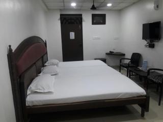 Hotel Sorrento Guest house Anna Nagar East Metro Shenoy Nagar metro budget monthly daily rooms - Chennai - 7