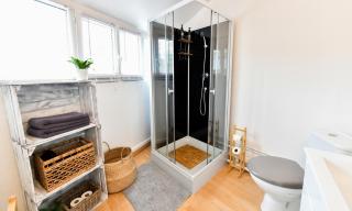 Bohemia - BEST KEYS - Idéal Pro & Couple - Cosy - Centre Ville - SMART TV - Netflix & WiFi Fibre - Check-in Autonome - Parking Facile & Gratuit - Confort & Équipements Premium - Sens - 6