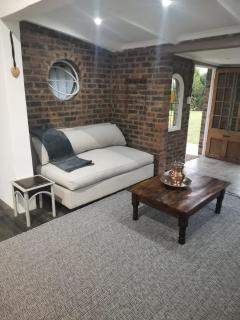 Lionsgate Estate Cottage - 9