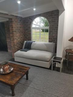 Lionsgate Estate Cottage - 5