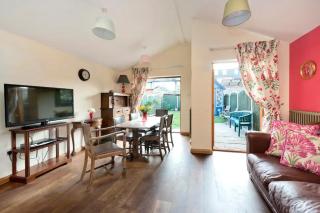 Lovely Three Bedroomed House, Parking 2 Cars - London - 0