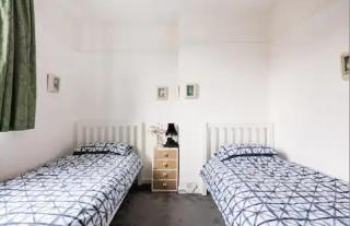 Lovely Three Bedroomed House, Parking 2 Cars - London - 2