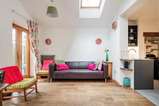 Lovely Three Bedroomed House, Parking 2 Cars - London - 8